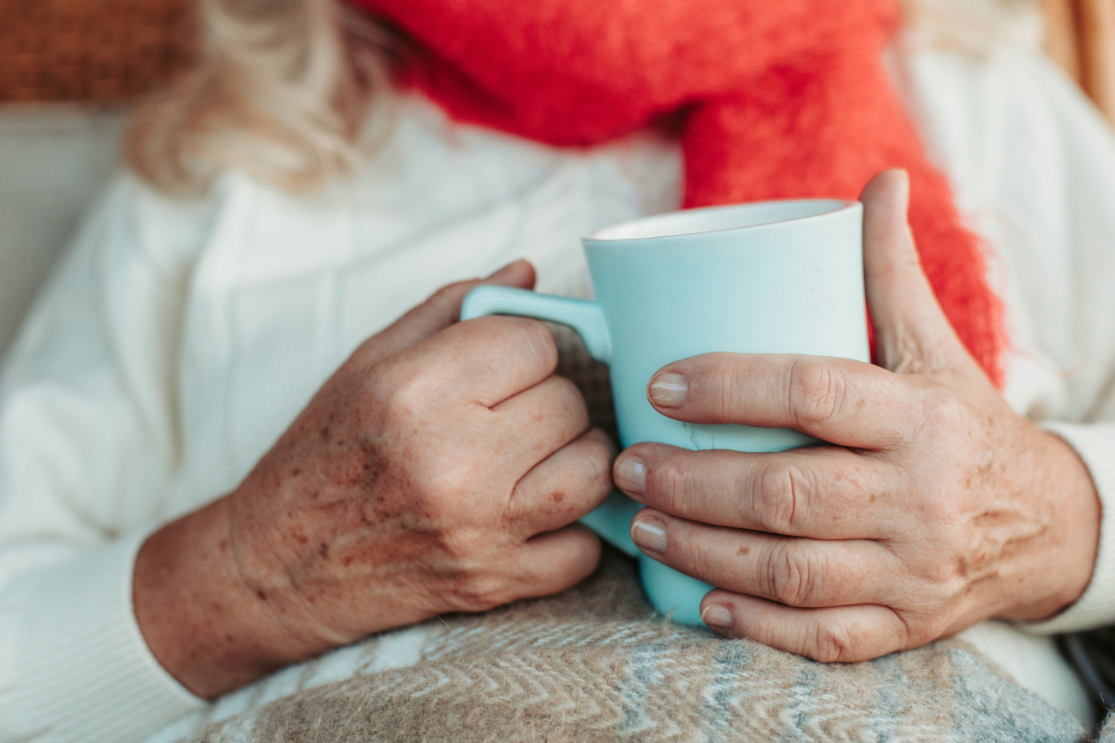 Hender rundt en kaffekopp
